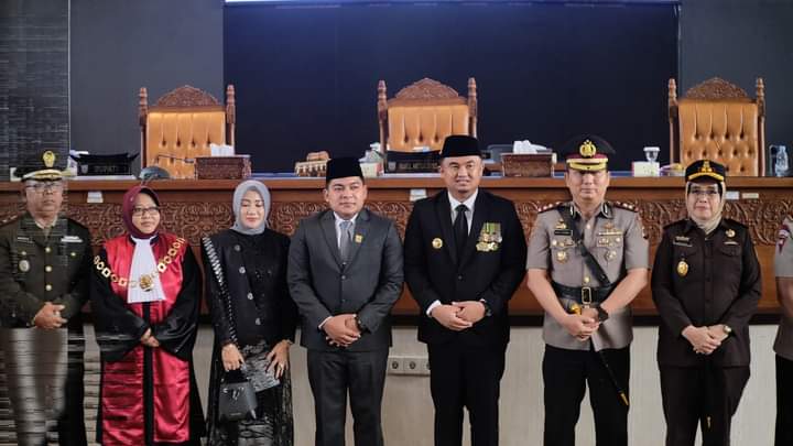 Setelah dilantik, Pimpinan DPRD Dharmasraya foto bersama dengan Bupati Sutan Riska Tuanku Kerajaan